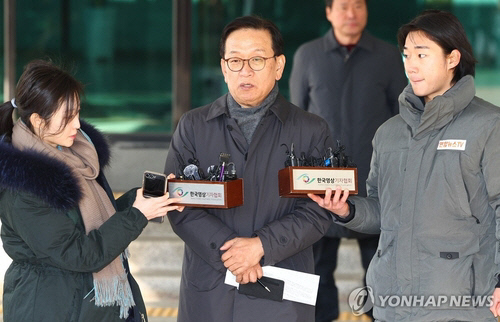 입장 밝히는 석동현 변호사.<연합뉴스>